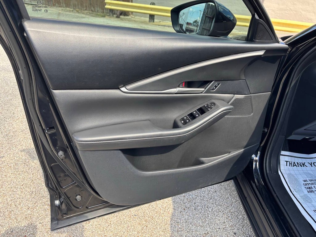 Mazda CX-30 Vehicle Full-screen Gallery Image 10