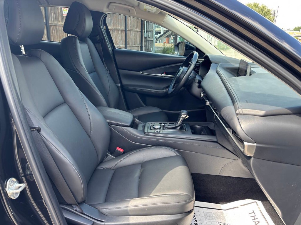 Mazda CX-30 Vehicle Full-screen Gallery Image 12