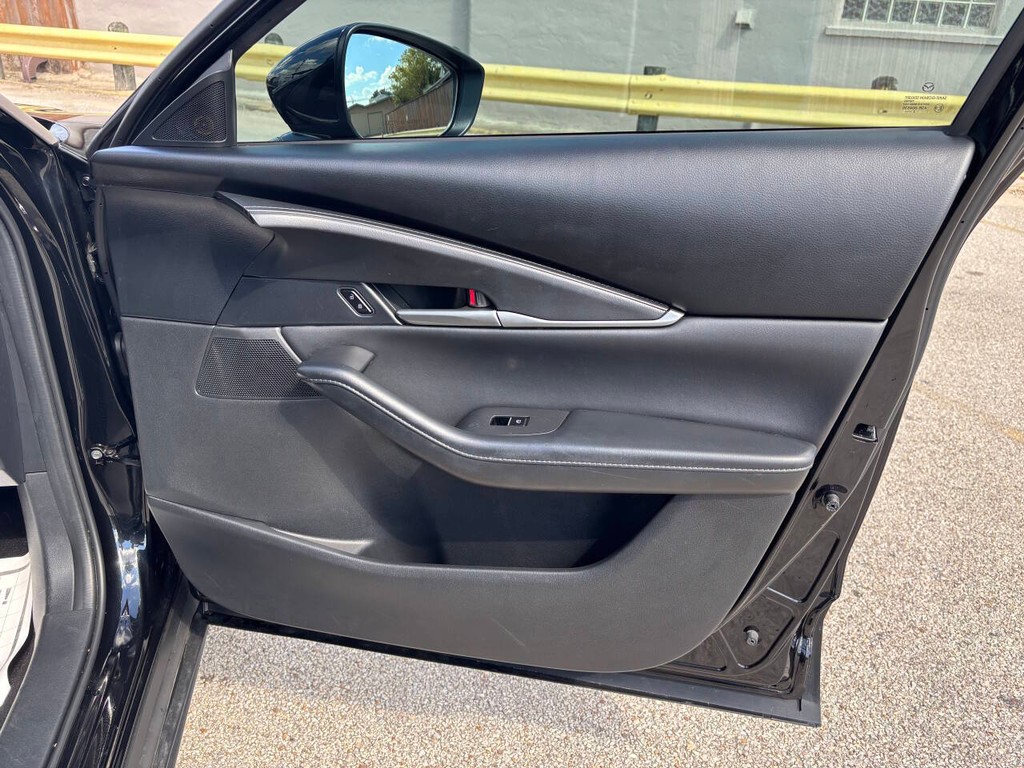 Mazda CX-30 Vehicle Full-screen Gallery Image 13