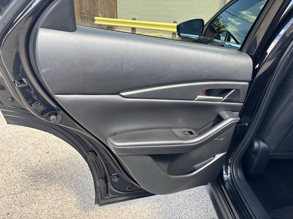 Mazda CX-30 Vehicle Full-screen Gallery Image 15