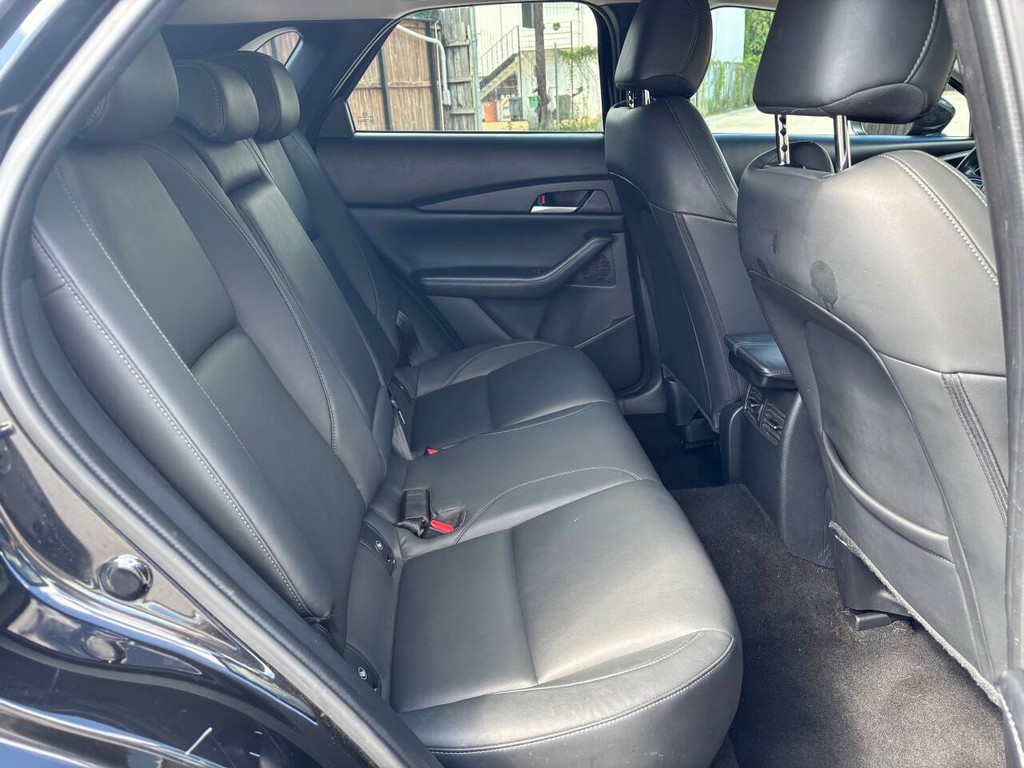 Mazda CX-30 Vehicle Full-screen Gallery Image 16