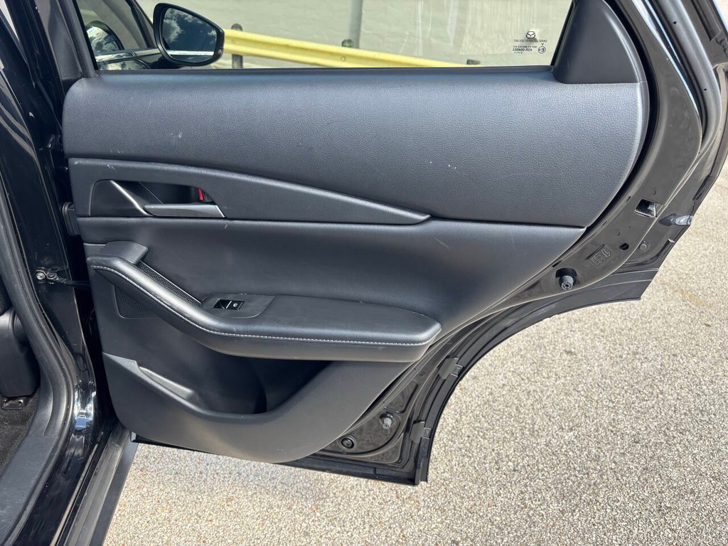 Mazda CX-30 Vehicle Full-screen Gallery Image 17