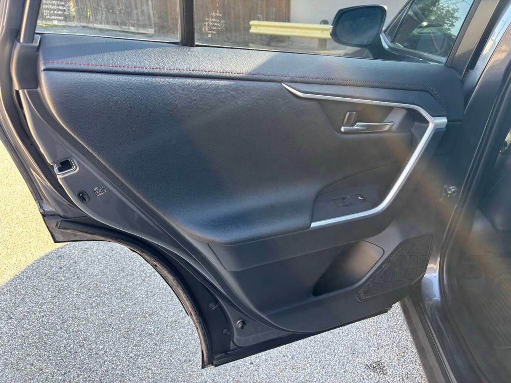 Toyota RAV4 Prime Vehicle Full-screen Gallery Image 15