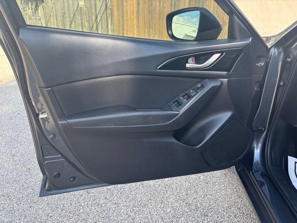 Mazda MAZDA3 Vehicle Full-screen Gallery Image 10