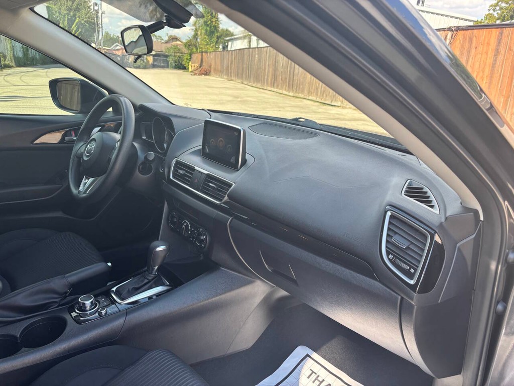 Mazda MAZDA3 Vehicle Full-screen Gallery Image 11