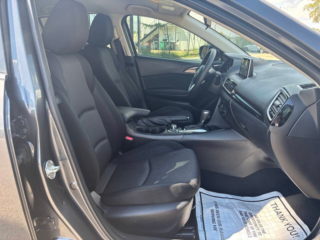 Mazda MAZDA3 Vehicle Full-screen Gallery Image 12