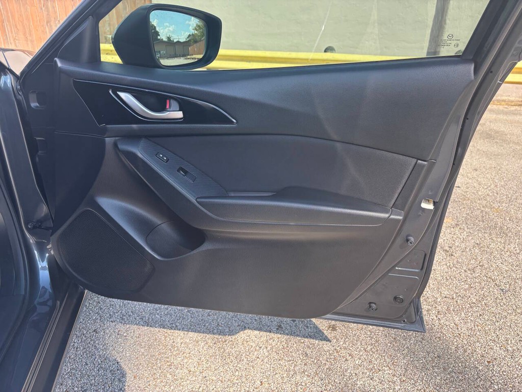 Mazda MAZDA3 Vehicle Full-screen Gallery Image 13