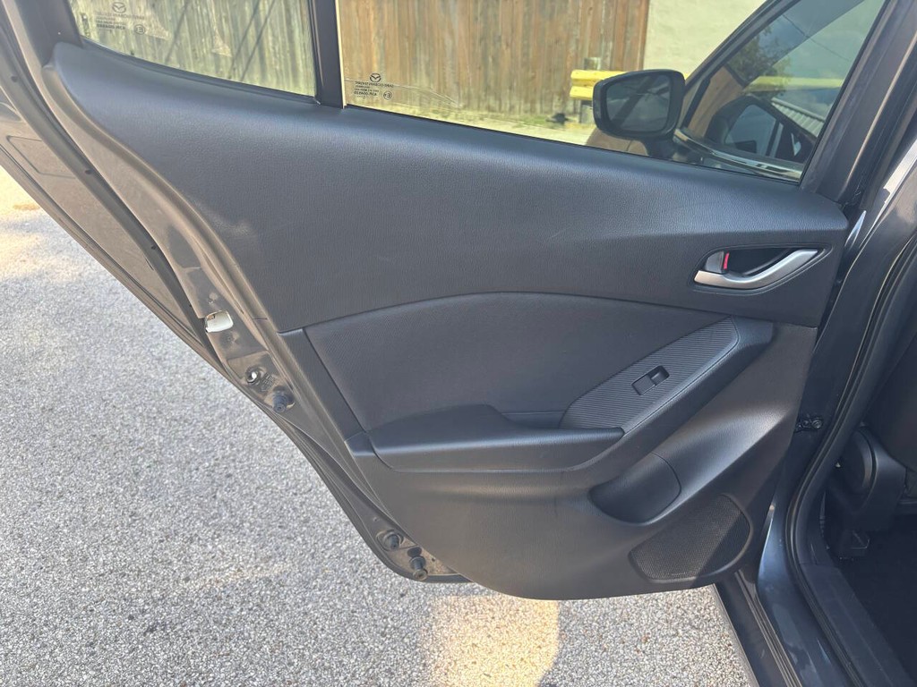 Mazda MAZDA3 Vehicle Full-screen Gallery Image 15