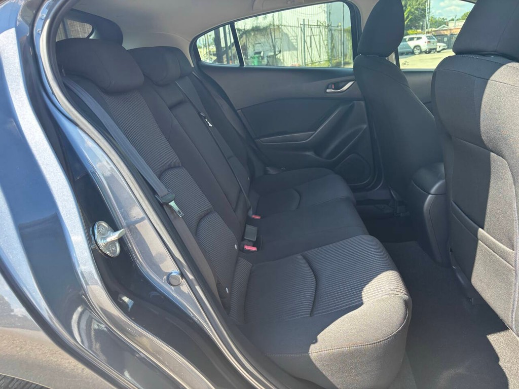Mazda MAZDA3 Vehicle Full-screen Gallery Image 16