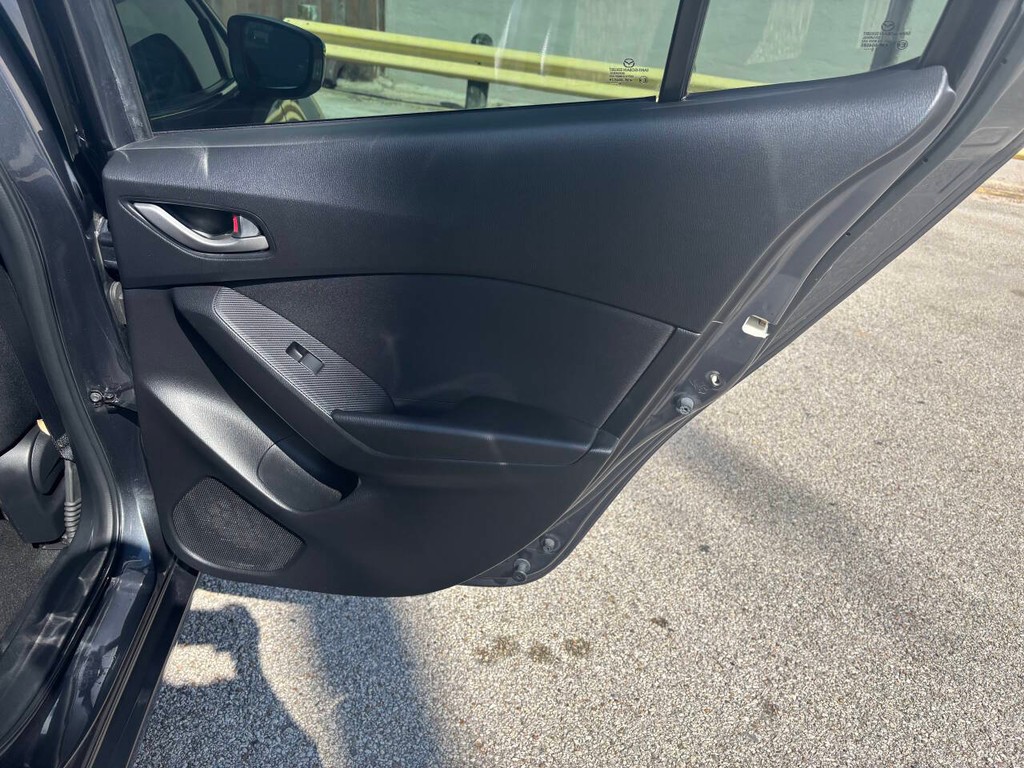 Mazda MAZDA3 Vehicle Full-screen Gallery Image 17