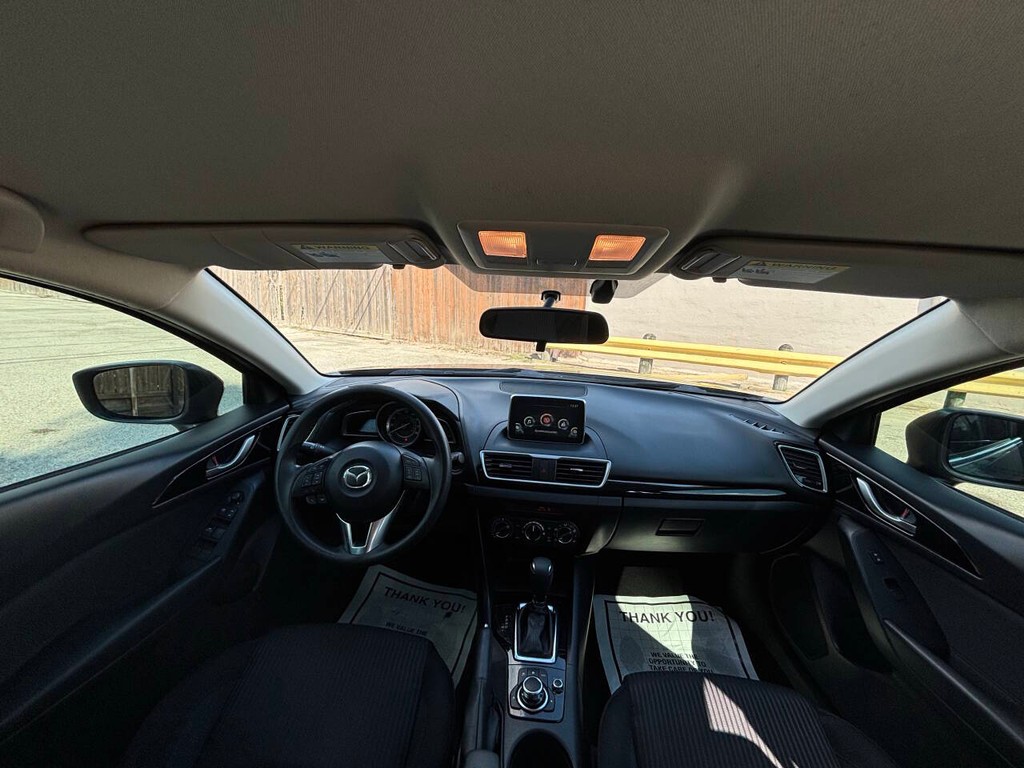Mazda MAZDA3 Vehicle Full-screen Gallery Image 19