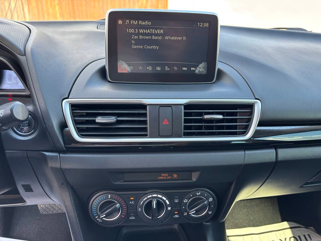 Mazda MAZDA3 Vehicle Full-screen Gallery Image 20