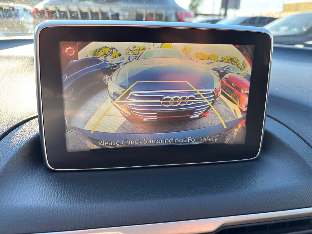 Mazda MAZDA3 Vehicle Full-screen Gallery Image 21