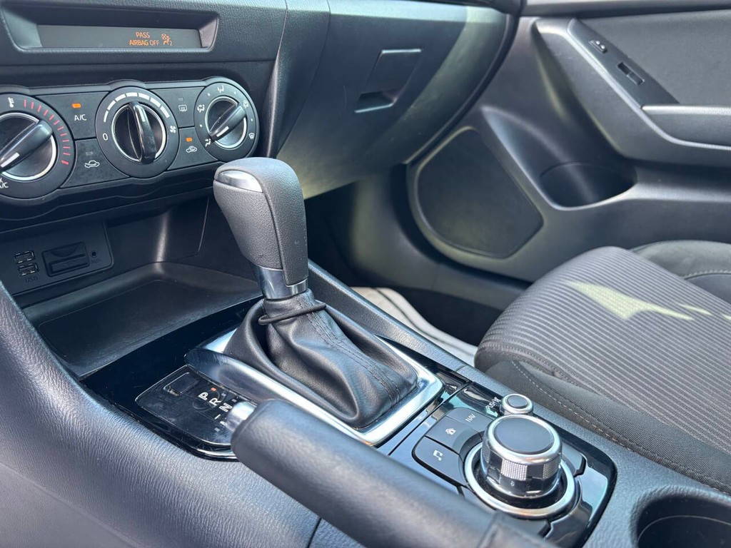 Mazda MAZDA3 Vehicle Full-screen Gallery Image 22