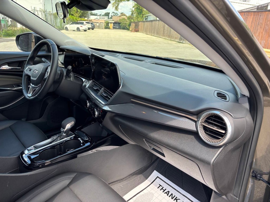 Chevrolet Trax Vehicle Full-screen Gallery Image 11