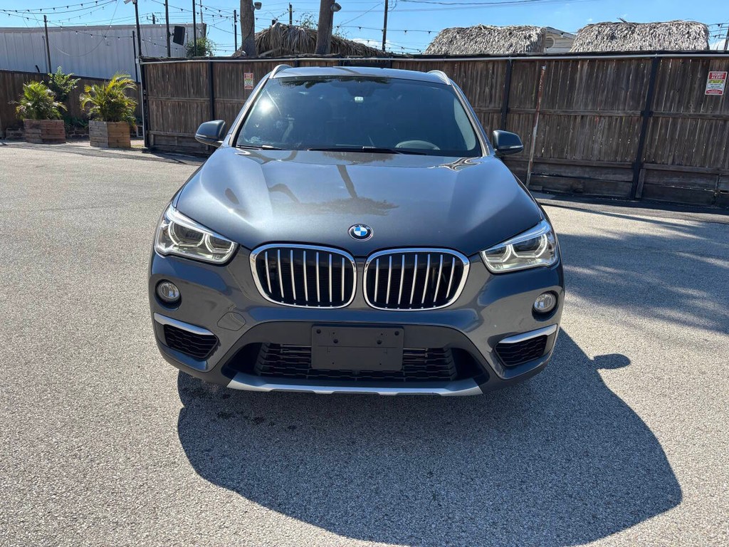 BMW X1 Vehicle Full-screen Gallery Image 02