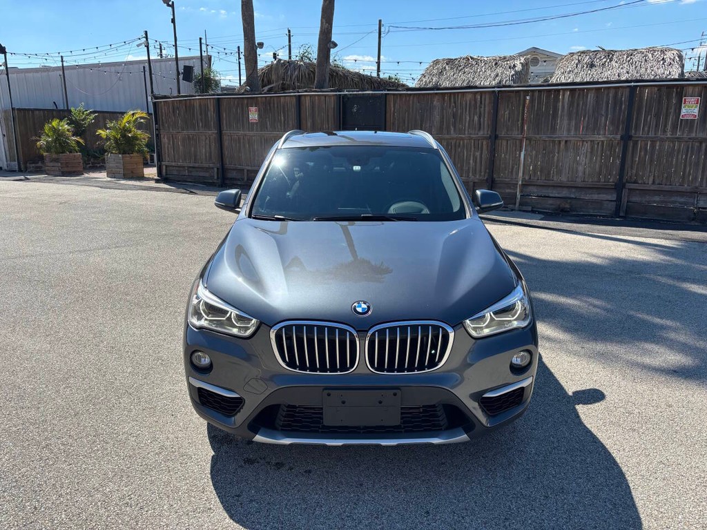 BMW X1 Vehicle Full-screen Gallery Image 03