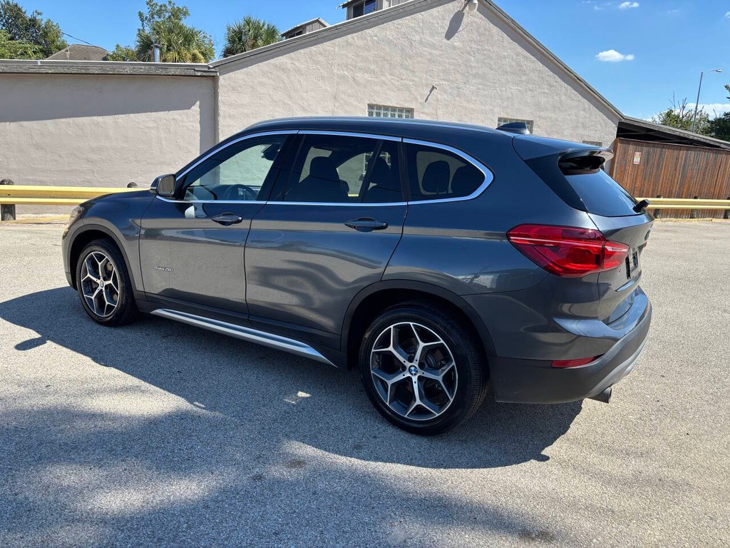 BMW X1 Vehicle Full-screen Gallery Image 05