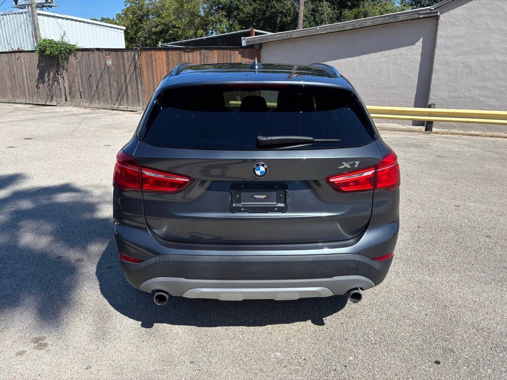 BMW X1 Vehicle Full-screen Gallery Image 06