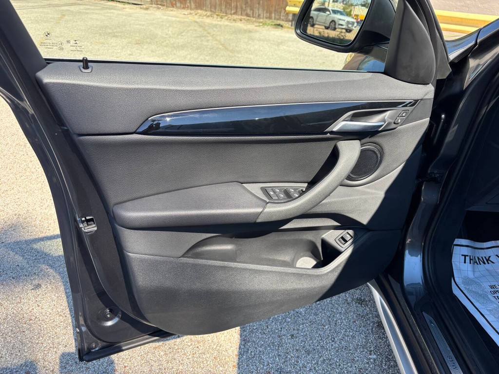 BMW X1 Vehicle Full-screen Gallery Image 10