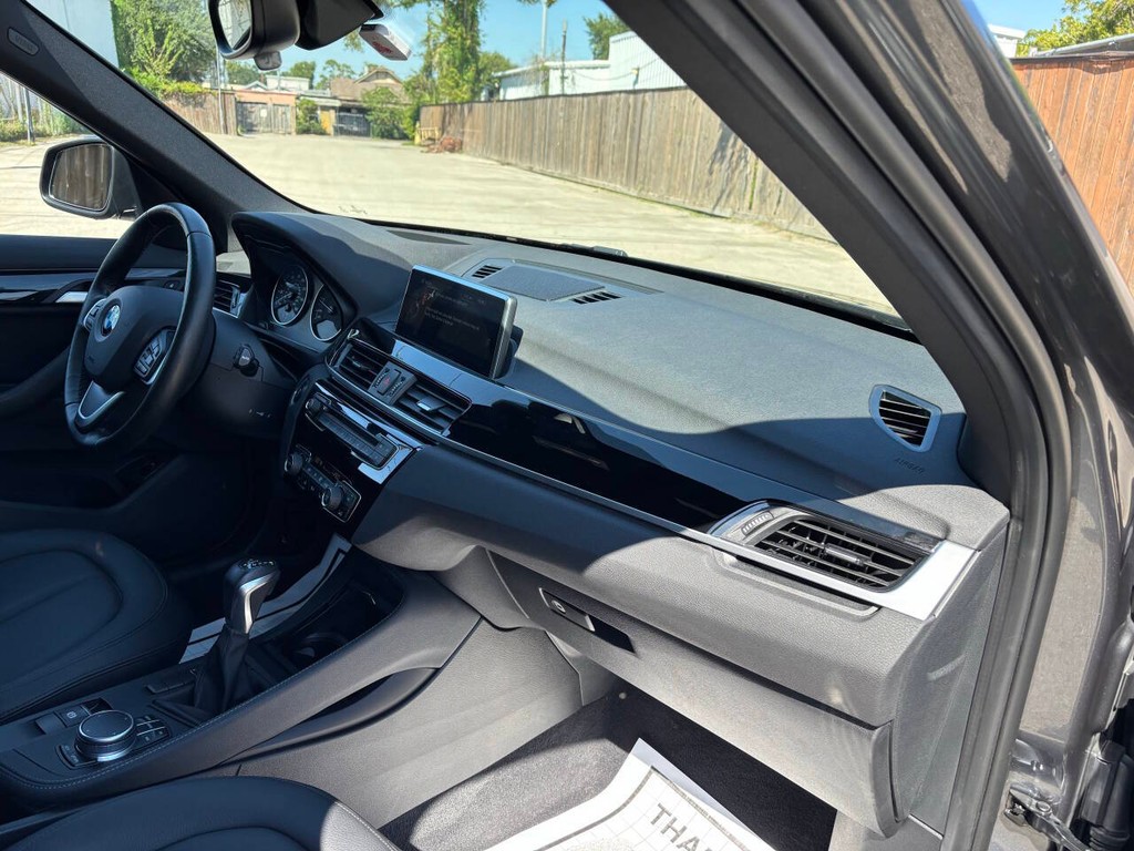 BMW X1 Vehicle Full-screen Gallery Image 11
