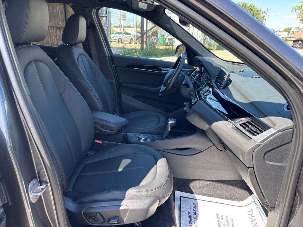 BMW X1 Vehicle Full-screen Gallery Image 12