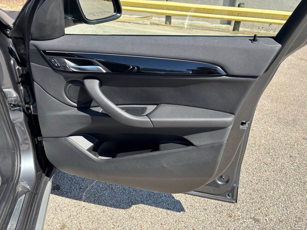 BMW X1 Vehicle Full-screen Gallery Image 13