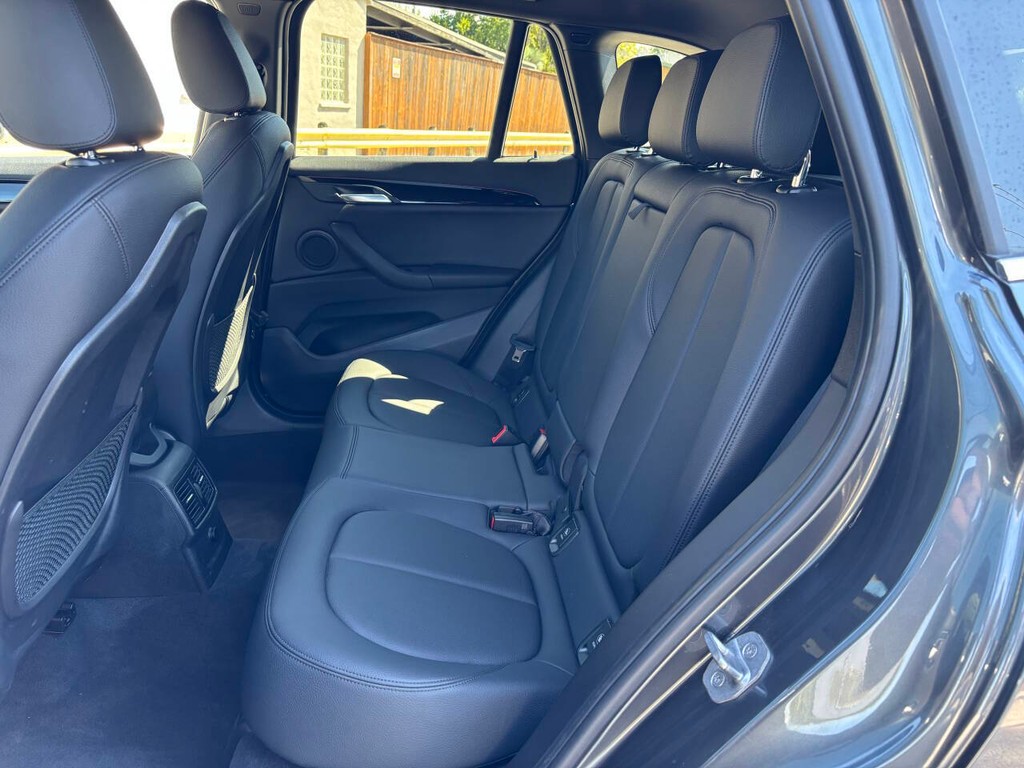 BMW X1 Vehicle Full-screen Gallery Image 14