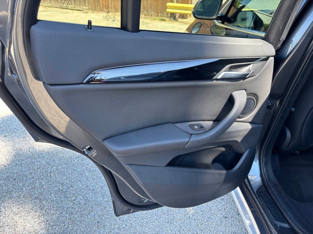 BMW X1 Vehicle Full-screen Gallery Image 15