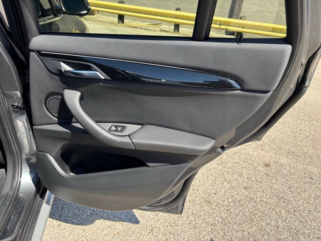 BMW X1 Vehicle Full-screen Gallery Image 17