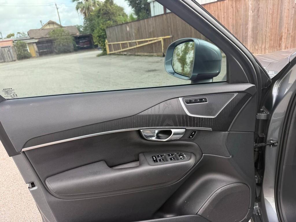 Volvo XC90 Vehicle Full-screen Gallery Image 10
