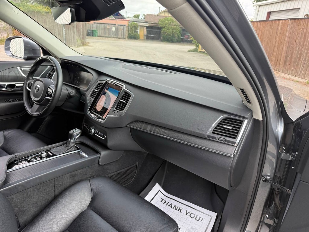 Volvo XC90 Vehicle Full-screen Gallery Image 11