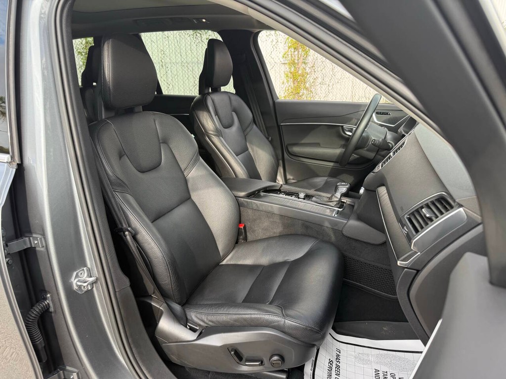 Volvo XC90 Vehicle Full-screen Gallery Image 12