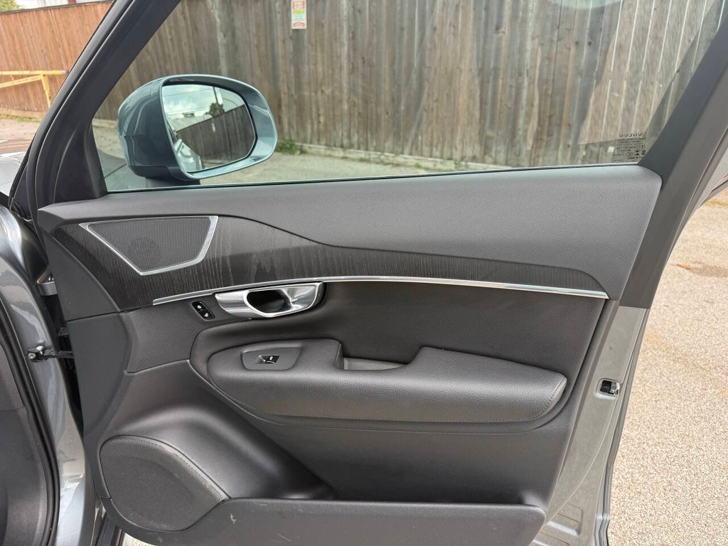 Volvo XC90 Vehicle Full-screen Gallery Image 13