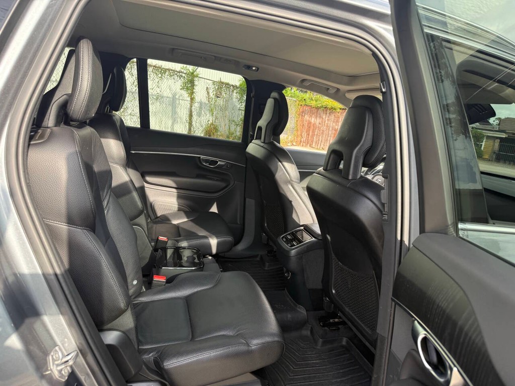 Volvo XC90 Vehicle Full-screen Gallery Image 16