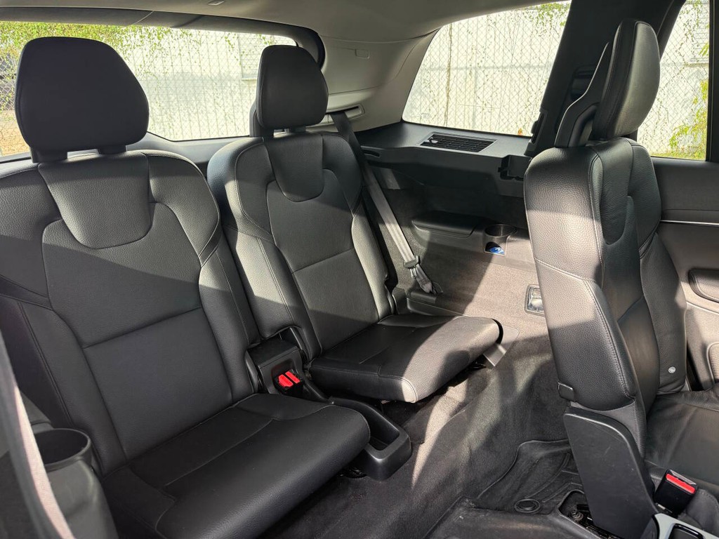Volvo XC90 Vehicle Full-screen Gallery Image 17