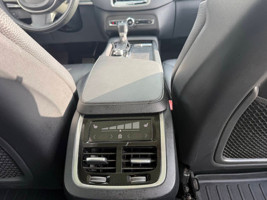 Volvo XC90 Vehicle Full-screen Gallery Image 18