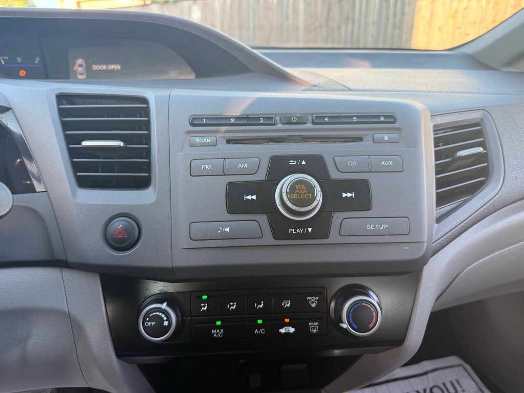 Honda Civic Sedan Vehicle Full-screen Gallery Image 18