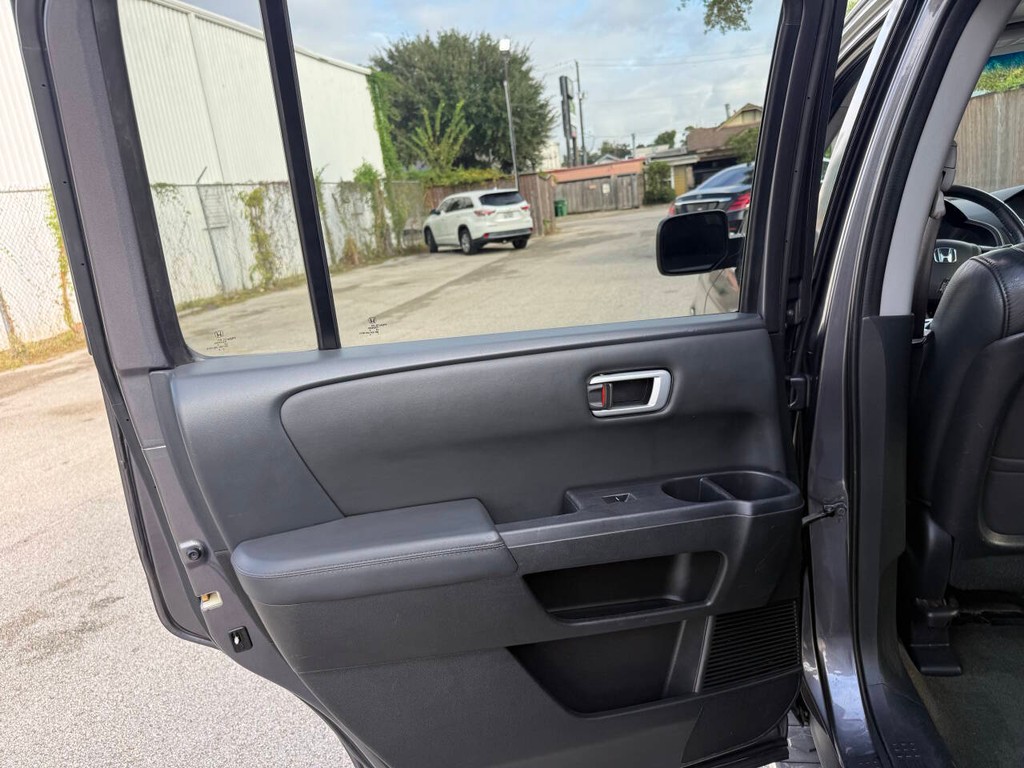 Honda Pilot Vehicle Full-screen Gallery Image 15