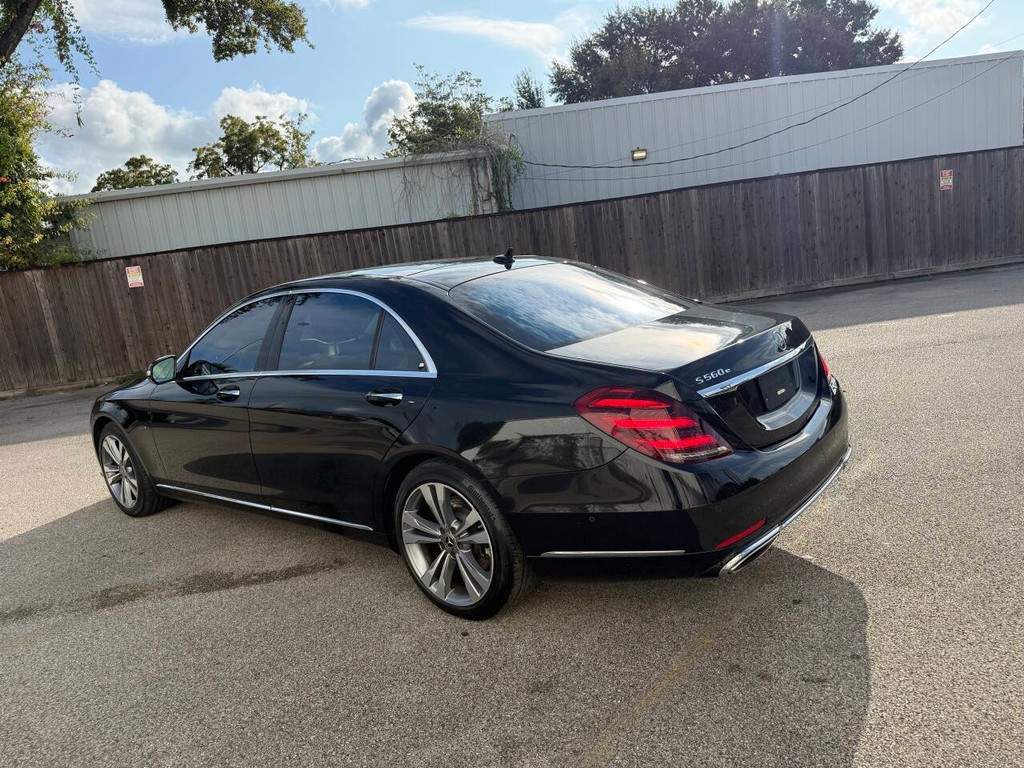 Mercedes-Benz S-Class Vehicle Full-screen Gallery Image 05