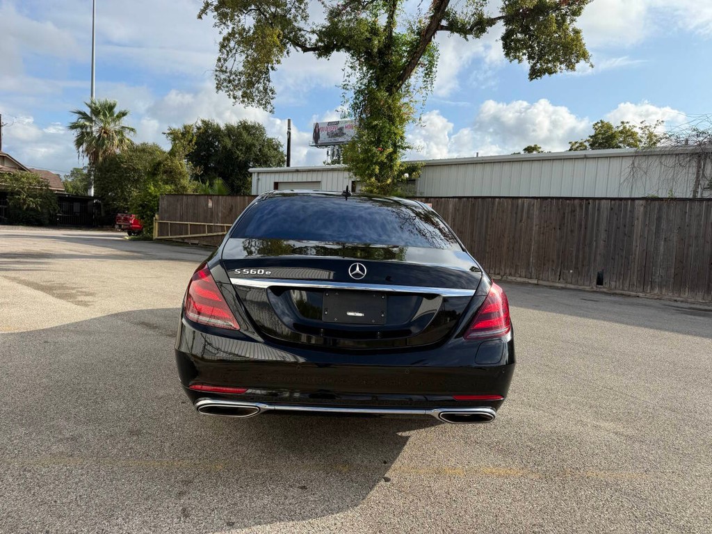 Mercedes-Benz S-Class Vehicle Full-screen Gallery Image 06