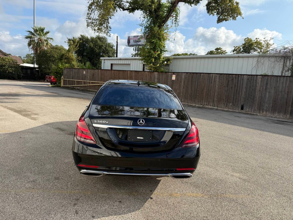 Mercedes-Benz S-Class Vehicle Full-screen Gallery Image 07