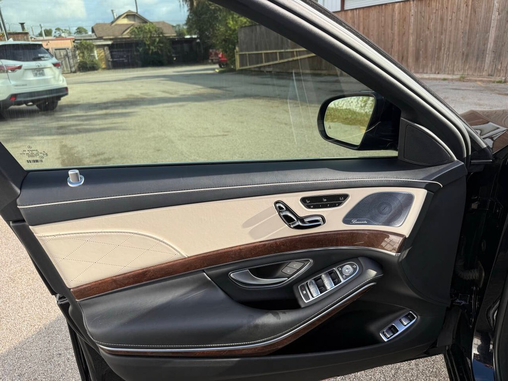 Mercedes-Benz S-Class Vehicle Full-screen Gallery Image 11