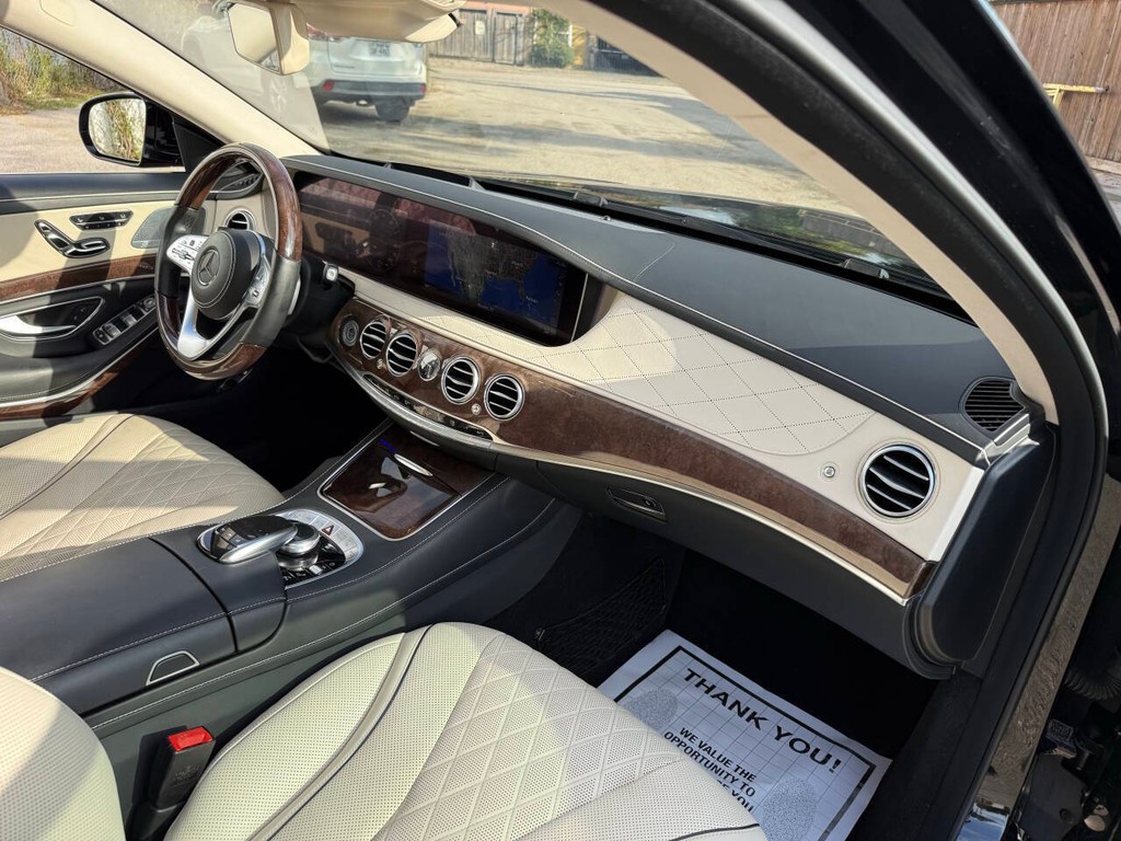 Mercedes-Benz S-Class Vehicle Full-screen Gallery Image 12