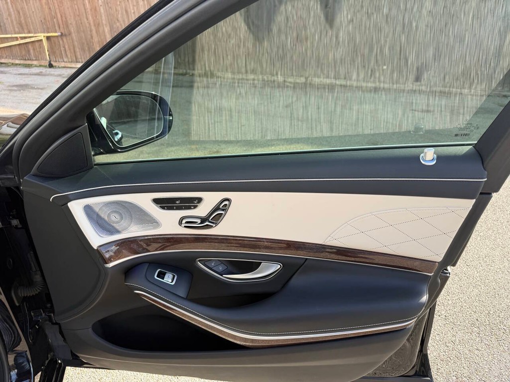 Mercedes-Benz S-Class Vehicle Full-screen Gallery Image 14