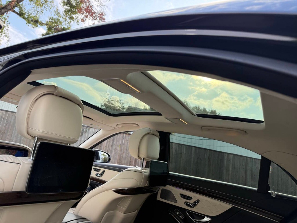 Mercedes-Benz S-Class Vehicle Full-screen Gallery Image 16