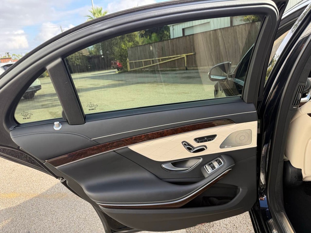 Mercedes-Benz S-Class Vehicle Full-screen Gallery Image 17