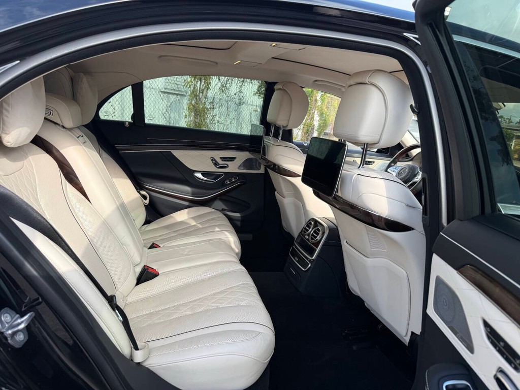 Mercedes-Benz S-Class Vehicle Full-screen Gallery Image 18