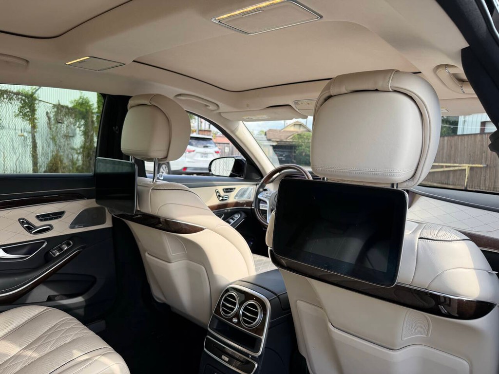 Mercedes-Benz S-Class Vehicle Full-screen Gallery Image 19