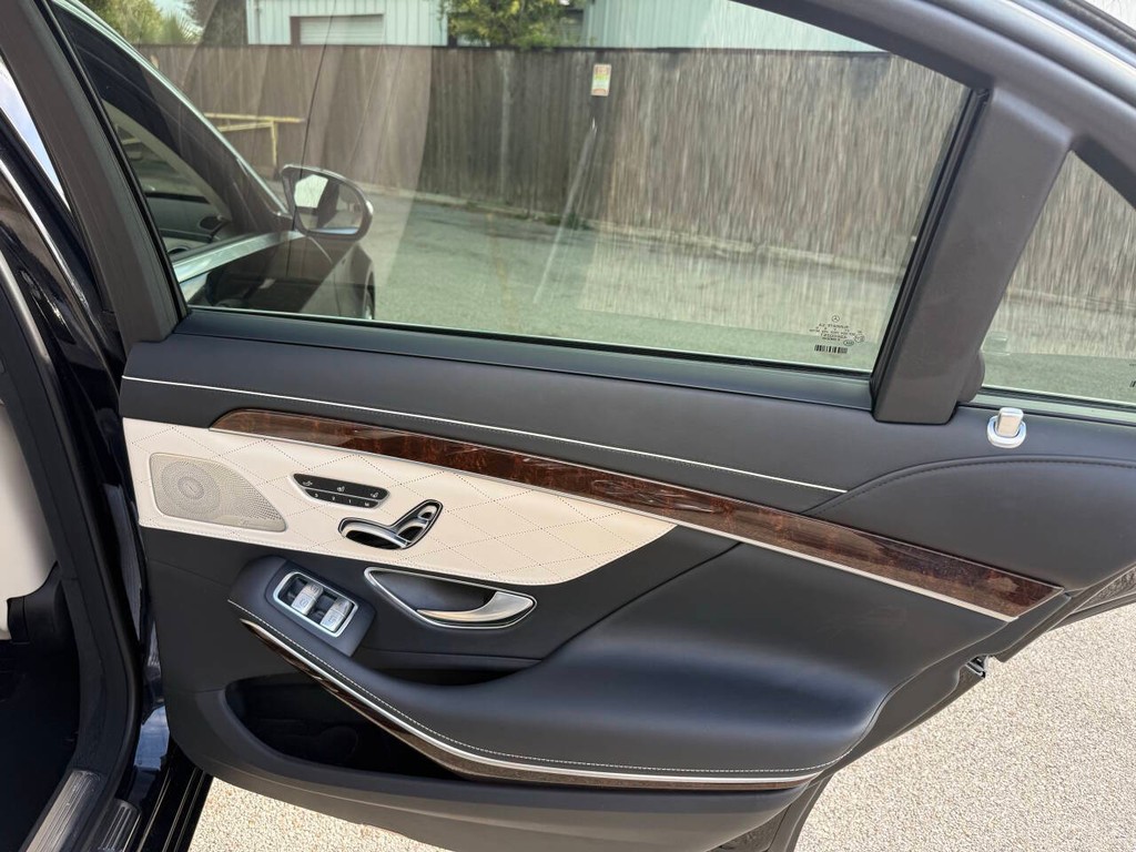 Mercedes-Benz S-Class Vehicle Full-screen Gallery Image 20